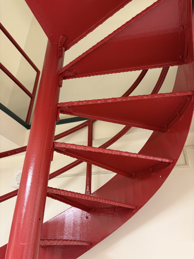 Photo du détail d'un escalier.