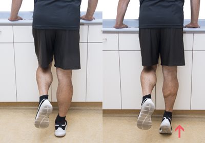 Démonstration de l'exercice 16, sur la première photo le pied de la jambe non opérée est soulevée vers l'arrière et sur la deuxième photo une flèche montre que le talon de la jambe opérée se soulève.