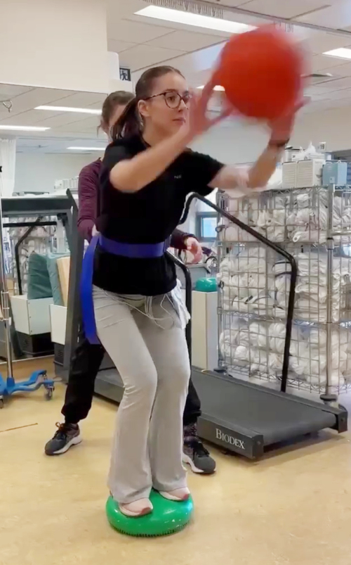 Octobre 2024 : Sofia fait des exercices à l'hôpital avec sa physiothérapeute, Marie-Ève Beaulieu. Sofia fait des exercices avec sa physiothérapeute.