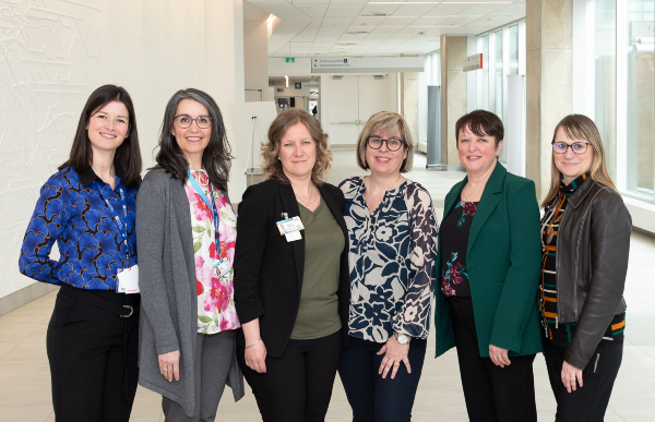 Le comité organisateur du Forum (de gauche à droite) : Josyanne Dupuis, conseillère en développement organisationnel et conférencière lors de l’activité; Julie Aubé, conseillère cadre aux affaires courantes de la PDGA; Josée Dallaire, adjointe administrative à la Direction des ressources humaines; Marie-Josée Lemelin, adjointe administrative à la Direction de l'enseignement et des affaires universitaires; Caroline Ouellet, conseillère cadre aux affaires courantes du PDG; Mélanie Huchet, adjointe administrative à la Direction générale adjointe.