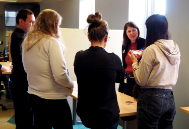 Photo de membres de l'escouade à un kiosque.