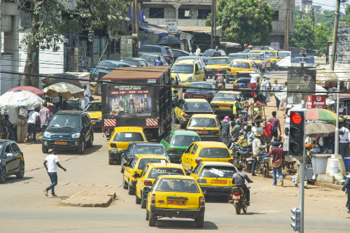 Photo : Getty 1687379432 Légende : En Afrique, chaque pays a sa couleur de taxi! Au Cameroun, ils sont jaunes. Source : Getty images. Taxis jaunes.