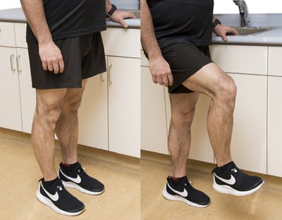 Démonstration de l'exercice 8, sur la première photo les deux pieds sont à plat et seulement une main est appuyée sur le comptoir et sur la deuxième photo la jambe qui n'est pas du côté de comptoir est levée avec le genou plié.