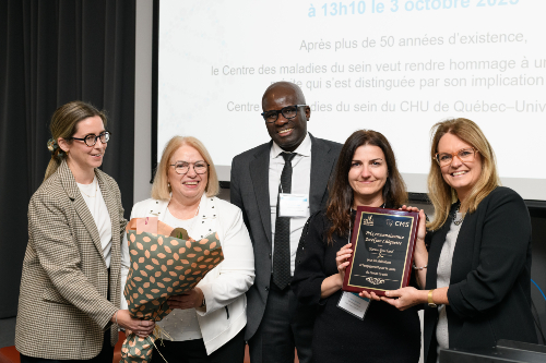 Photo de Mme Karine Bouchard qui reçoit le prix Jocelyne Chiquette.