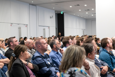 Les gestionnaires assistent aux présentations.