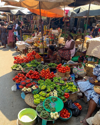 Photo de femmes et de produits dans un marché africain.