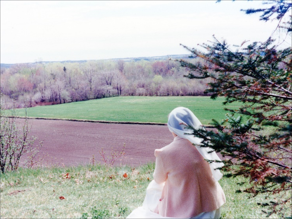 Ermitage Notre-Dame — une religieuse en contemplation, 1980, Saint-Augustin-de-Desmaures, Le Monastère des Augustines, HG-A-26.17