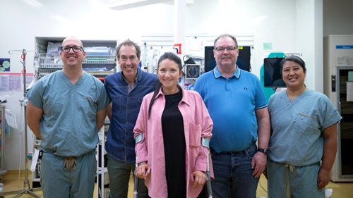 Photo de Sarah-Maude avec les médecins qui se sont occupés d'elle.