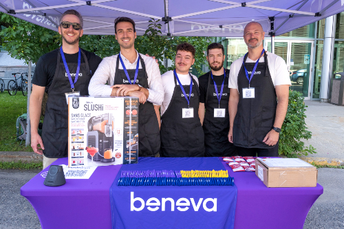 Les conseillers financiers de Beneva à leur kiosque.