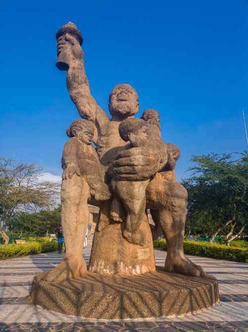 Ce monument, situé à Yaoundé, représente l’union des peuples du Cameroun et leur lutte pour l’indépendance du pays. Source : Getty images. Sculpture représentant des personnes, dont l'une tient une torche.