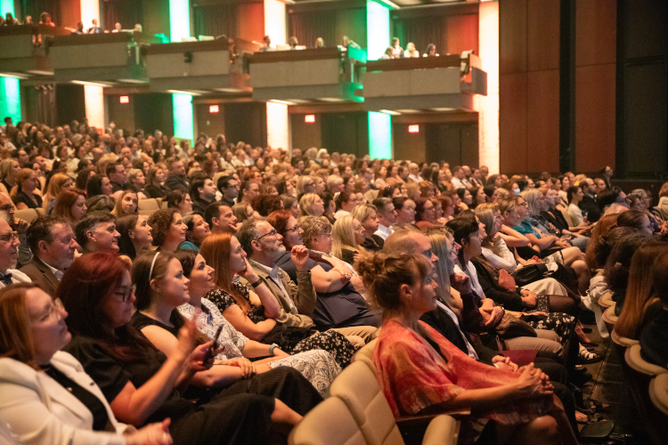 876 intervenant(e)s de tous les secteurs de l’organisation, de membres de la Fondation du CHU de Québec, de partenaires externes et de commanditaires étaient présents. Le public dans la salle