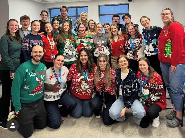 Des intervenants du CMES portent un chandail laid de Noël.