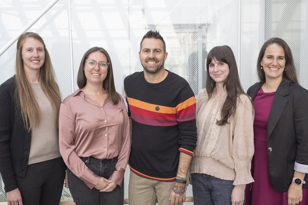 Les cinq membres de l'équipe de soins complexes pédiatriques.