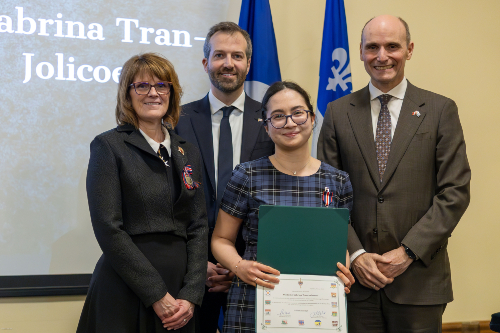 Sabrina lors de la remise de la Médaille du couronnement  du roi Charles III au Morrin Center, en février 2025. De gauche à droite : Manon Jeannotte, lieutenante-gouverneure du Québec, Joël Lightbound, député de Louis-Hébert, Sabrina Tran-Jolicoeur et Jean-Yves Duclos, député de Québec-Centre.