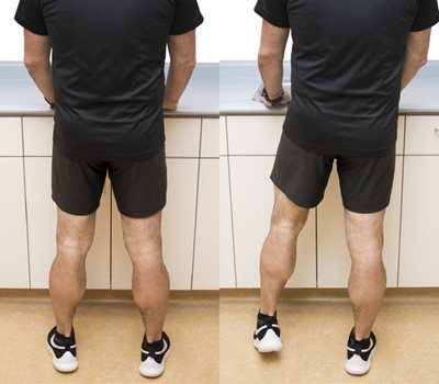 Démonstration de l'exercice 5, sur la première photo les deux pieds sont à plat et sur la deuxième photo le talon d'un pied est levé et la personne met tout son poids sur l'autre jambe.