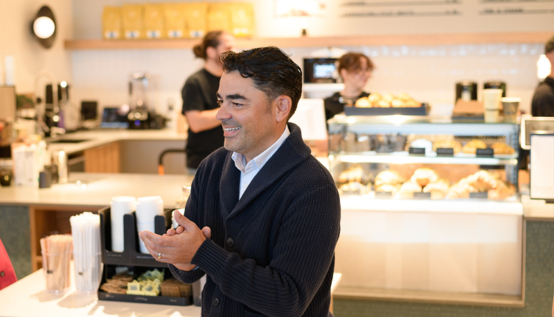 M. Sébastien Grenache, propriétaire du Café Saint-Henri, lors de l’inauguration de son café au CIC. Photo de M. Sébastien Grenache, propriétaire du Café Saint-Henri, lors de l’inauguration de son café au CIC.