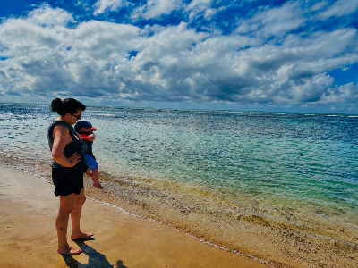 Barbara et un jeune enfant à la plage de Muro Alto, à Ipojuca, dans l’état de Pernambuco. Source : Barbara Ramirez. Photo d'une femme portant un jeune enfant sur la plage.