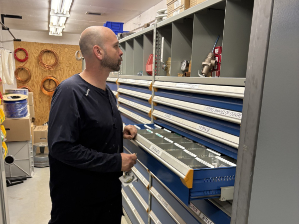 Kevin Moon et ses collègues disposent d’un grand atelier avec beaucoup de matériel et de pièces pour répondre à toutes les demandes de service. Source : Service des communications. Photo de Kevin Moon dans l'atelier de plomberie.