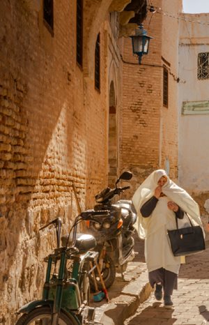 Le sefseri est encore parfois porté dans la vie de tous les jours. Source : Getty Images. Une femme portant le sefseri.