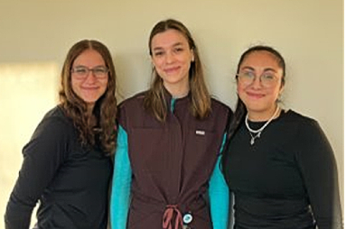 Les nouvelles infirmières de l’équipe volante de soir à l’HSFA : Sarah, Lou et Juliette.