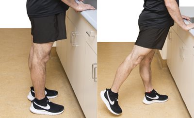 Démonstration de l'exercice 9, sur la première photo les deux pieds sont à plat et sur la deuxième la jambe est levée droit derrière.