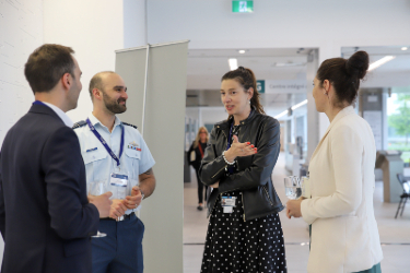 Laurence Robichaud-Hallé, adjointe au PDG - Bureau de l'innovation, discute avec des invités et Julie Asselin, directrice du Consortium provincial interétablissements ÉVAQ-CCPTA.
