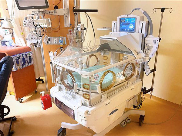 Un incubateur entouré de plusieurs équipements médicaux.