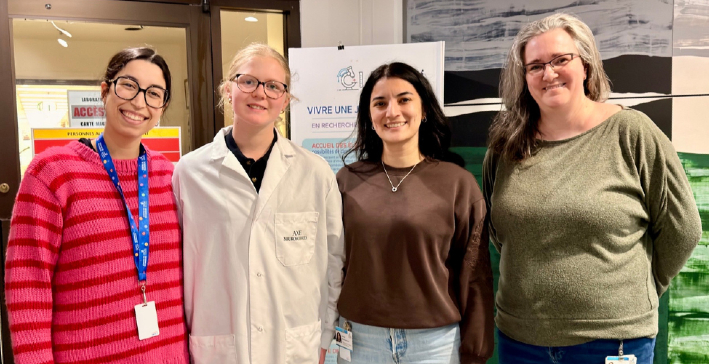 Raphaëlle Montplaisir en visite au CHUL, accompagnée de Farah Yahiaoui (à gauche), Samira Ravanbakhsh (au centre) et Julie Christine Levesque (à droite). Photo de Raphaëlle Montplaisir lors de sa visite au CHUL.
