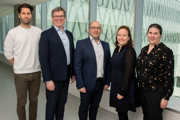 L’équipe de pertinence des immunoglobulines. De gauche à droite : Dr David Trépanier, président du comité de convenance des immunoglobulines, Dr Vincent Laroche, codirecteur de la banque de sang et hématologue, Sylvain L'Espérance, conseiller-cadre de la Direction de la qualité, de l’évaluation et de l’éthique, Stéphanie Duguay, infirmière de pratique avancée – pertinence des immunoglobulines, Stéphanie Drouin, chargée clinique de sécurité transfusionnelle. L’équipe de pertinence des immunoglobulines. De gauche à droite : Dr David Trépanier, président du comité de convenance des immunoglobulines, Dr Vincent Laroche, codirecteur de la banque de sang et hématologue, Sylvain L'Espérance, conseiller-cadre de la Direction de la qualité, de l’évaluation et de l’éthique, Stéphanie Duguay, infirmière de pratique avancée – pertinence des immunoglobulines, Stéphanie Drouin, chargée clinique de sécurité transfusionnelle.