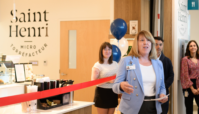 Mme Nadia Leullier, directrice adjointe des services techniques au CHU de Québec-Université Laval, lors de l’inauguration du Café Saint-Henri. Photo de Mme Nadia Leullier, directrice adjointe des services techniques au CHU de Québec-Université Laval, lors de l’inauguration du Café Saint-Henri.