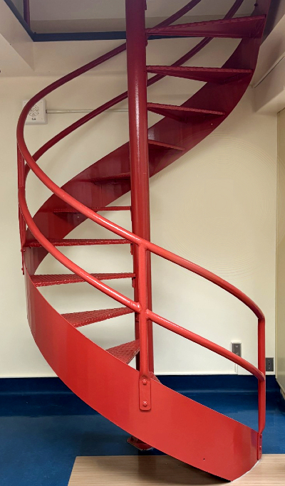 Photo d'un escalier en métal rouge.