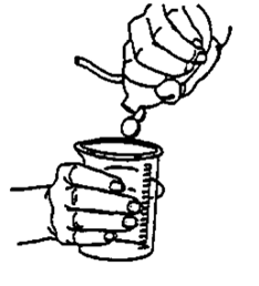 Versement du liquide de le contenant de plastique