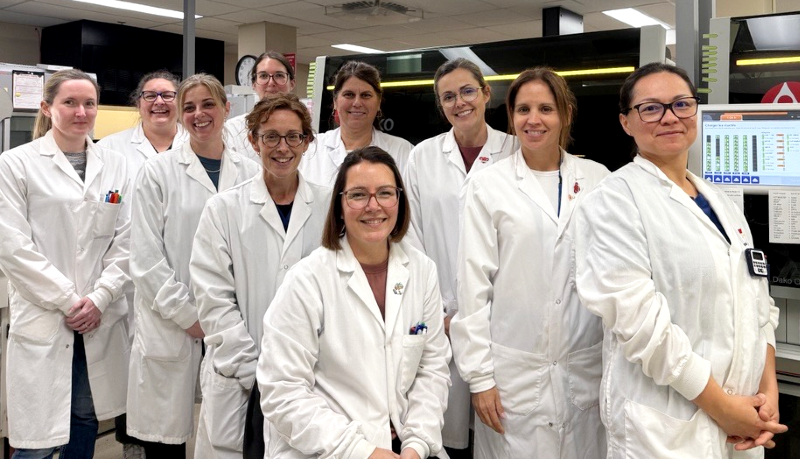 Valérie Gagné, Geneviève Côté, Marie-Christine Guillemette, Audré Allaire, Karine Morissette, Danièle Veillette, Nancy Gravel, Julie Vaillancourt, Josée Pageau et Ingrid Milena Baron du laboratoire de pathologie de L'Hôtel-Dieu de Québec. Valérie Gagné, Geneviève Côté, Marie-Christine Guillemette, Audré Allaire, Karine Morissette, Danièle Veillette, Nancy Gravel, Julie Vaillancourt, Josée Pageau et Ingrid Milena Baron du laboratoire de pathologie de L'Hôtel-Dieu de Québec.