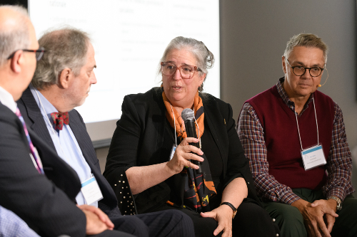Photo de participants au Symposium qui discutent.
