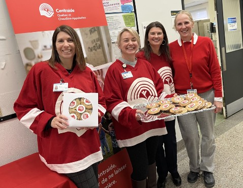 Ce sont près de 1 780 biscuits qui ont été vendus dans les cafétérias du CHU. Merci à tous pour votre générosité… et votre gourmandise! L'équipe qui s'occupait de la vente des biscuits à HSS.