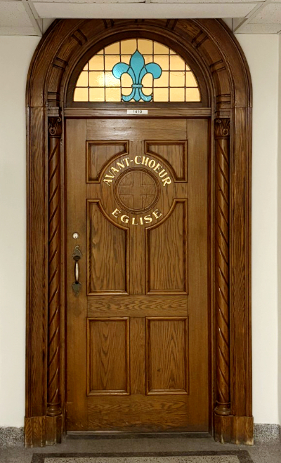Photo 2 : dans quelle église allons-nous entrer? Source : Service des communications. Photo d'une porte sur laquelle on peut lire « avant choeur église ».