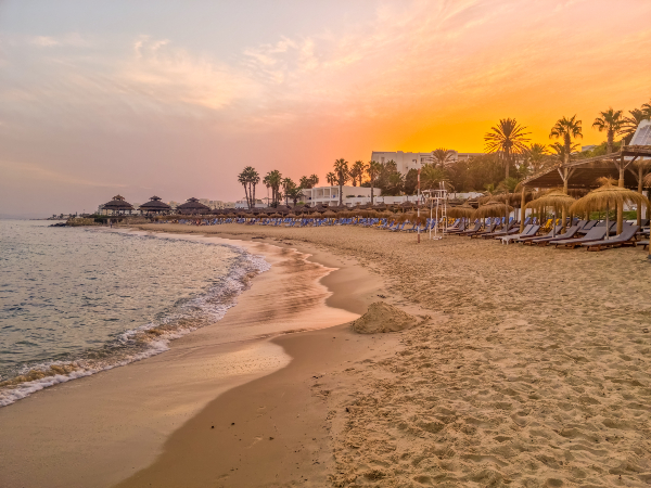 La page à Hammamet, sur la Méditerranée. Source : Getty Images. Photo de la plage à Hammamet.