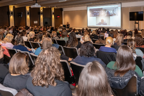 Monsieur Martin Beaumont, président directeur général du CHU de Québec-Université Laval (CHU), et madame Valérie Dancause, directrice des soins infirmiers par intérim, accueillent les participant(e)s.