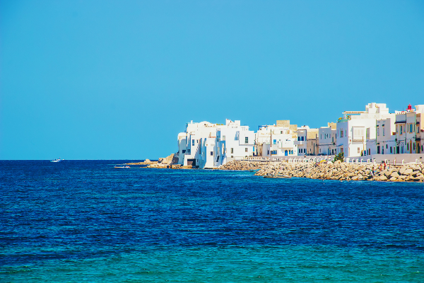 La ville de Mahdia, vue de la mer Méditerranée. Source : Getty Images. Vue de la ville blanche de Mahdia depuis la mer.