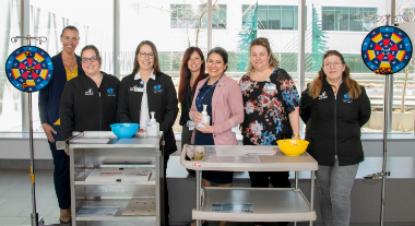 Groupe de gestionnaires et de professionnels ayant fait la tournée au Centre intégré de cancérologie.