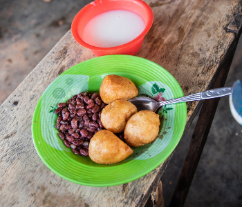 Les « beignets bouillis haricots » sont un plat typique du petit-déjeuner au Cameroun. Source : Getty images. Plat de haricots rouges et beignets.