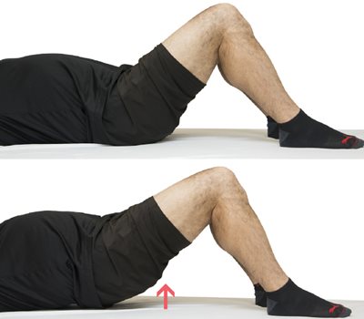 Démonstration de l'exercice 11, sur la première photo les fesses sont au sol et sur la deuxième photo les fesses sont levées, une flèche pointe pour montrer que le fesses ne touchent plus au lit.