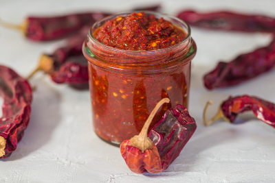 La harissa est originaire de Tunisie. Source : Getty Images. Photo d'un pot de harissa maison.