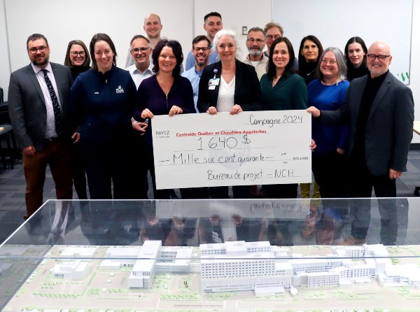 Par sa créativité, l’équipe du Bureau de projet du nouveau complexe hospitalier (NCH) a fait la différence en amassant 1 640 $ au profit de Centraide. L'équipe du bureau de projet du NCH qui a participé à la campagne Centraide.