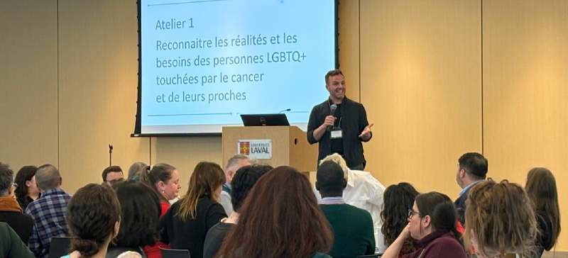 Photo du professeur Kévin Lavoie qui anime les échanges en groupe du Forum.