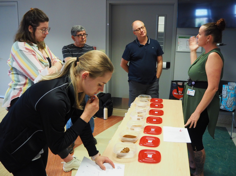 Photo de membres de l'escouade à un kiosque.