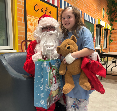 Une patiente pose avec le Père Noël.