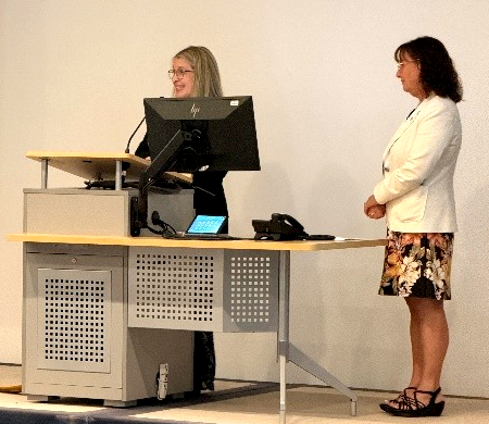 Mme Valérie Dancause, directrice des soins infirmiers, est au micro, accompagnée par Mme Danielle Goulet, présidente-directrice générale du CHU. Source : Direction des soins infirmiers. Photo de Valérie Dancause et Danielle Goulet.