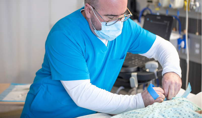 David Alexandre prend soin d'un patient. David Alexandre avec patient