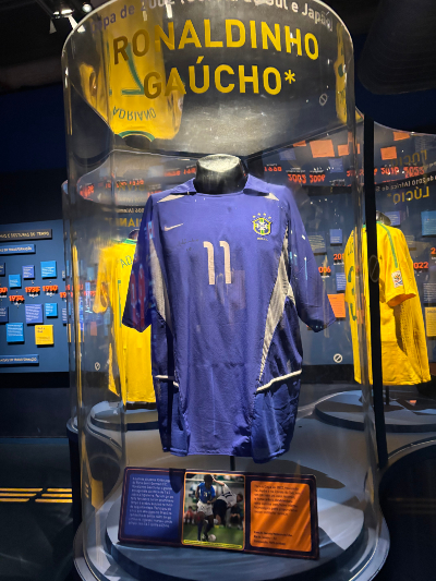 Le Museu do Futebol, ou Musée du football, à São Paulo. Source : Barbara Ramirez. Photo du chandail de Ronaldinho au Musée du soccer.